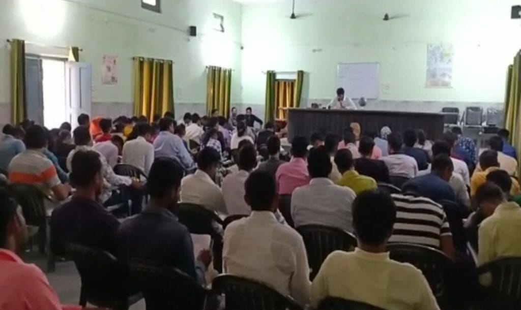 एसडीएम बच्चों को सिविल सेवा की मुफ्त देते है कोचिंग