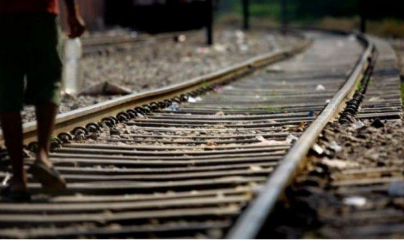 INDIAN RAILWAY OFFICIALS AVERT A MAJOR ACCIDENT