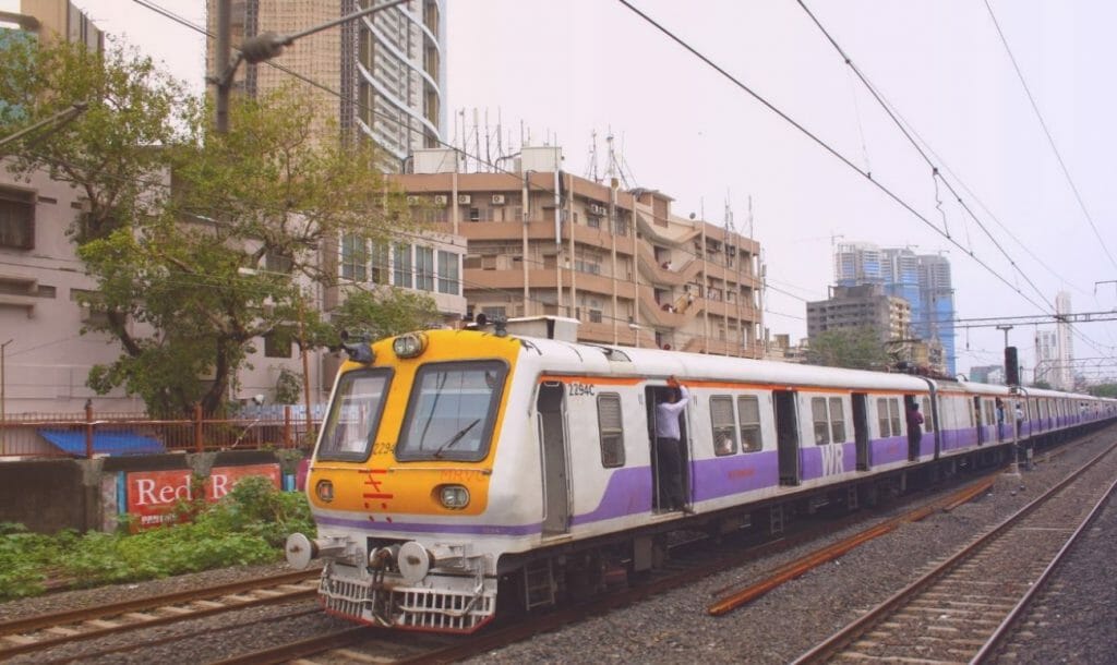 वेस्टर्न ड्रेस वाली कॉन्फिडेंट महिला बनी पश्चिमी रेलवे की पहचान