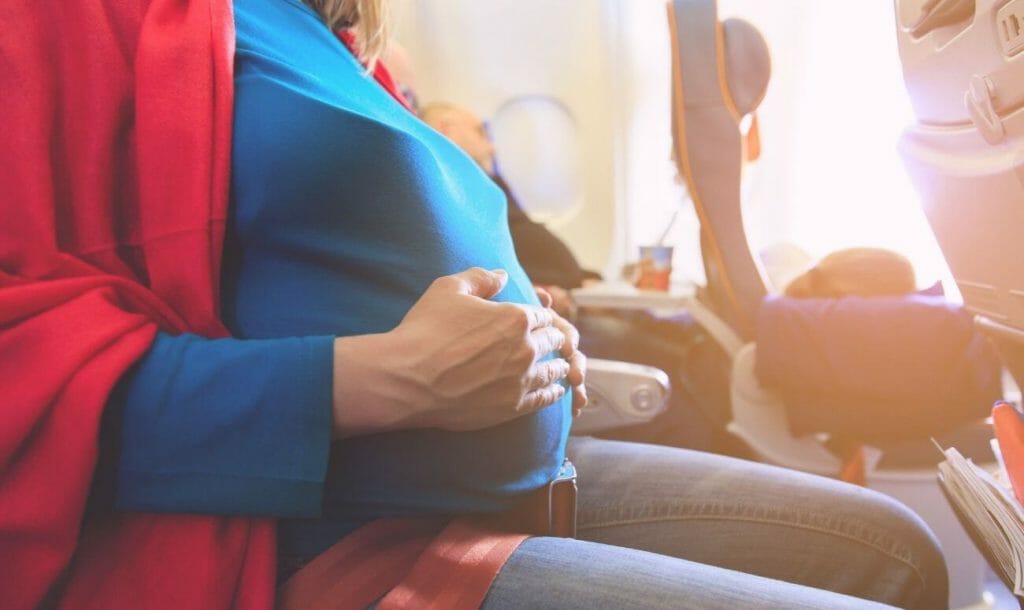 फ्लाइट में सफर से पहले प्रेग्नेंट महिलाओं के आसान उपाय